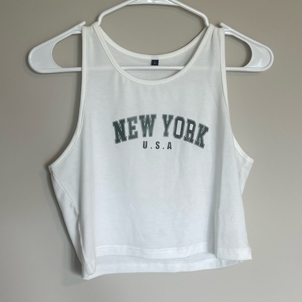 NWOT 🆕 Graphic Crop Tank